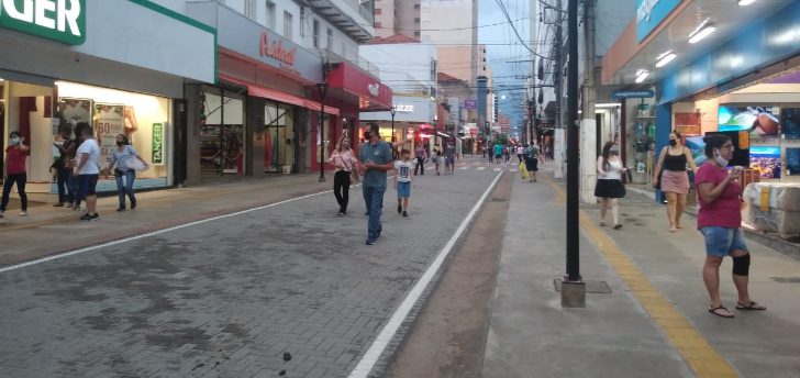 Movimento 'tímido' marca primeiro dia de comércio noturno no Calçadão de Rio Preto