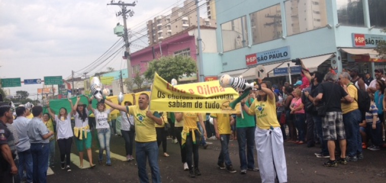 Integrantes do MCB protestam durante desfile cívico 