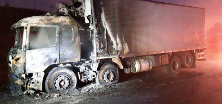 Caminhão pega fogo e interdita totalmente BR-153 em Rio Preto 