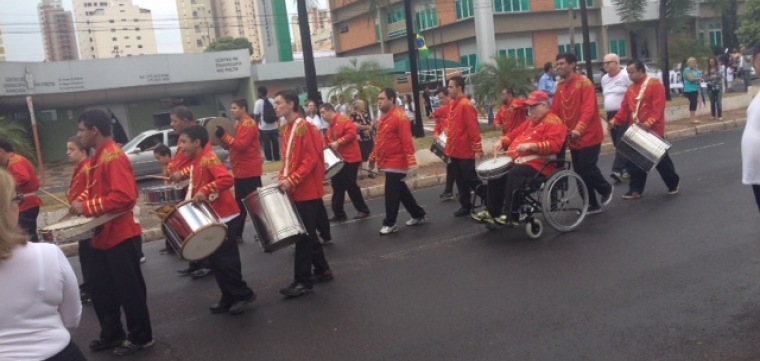 Milhares de pessoas participam de desfile de 7 de setembro 