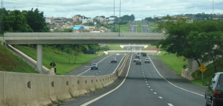 Pai e filho são mantidos reféns por sete horas durante roubo de carga