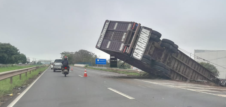 Carreta com 130 bezerros tomba na BR-153 em Rio Preto