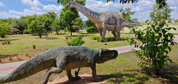 Parque dos Dinossauros reúne réplicas de animais com tamanho real em Uchoa