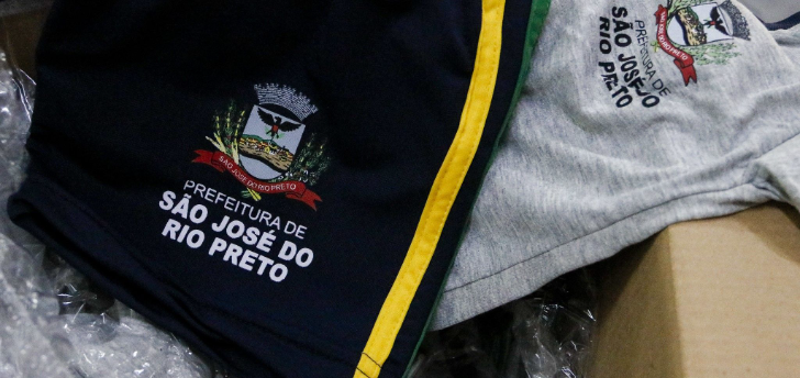 Alunos de 30 escolas seguem sem uniforme e Prefeitura cobra empresa contratada
