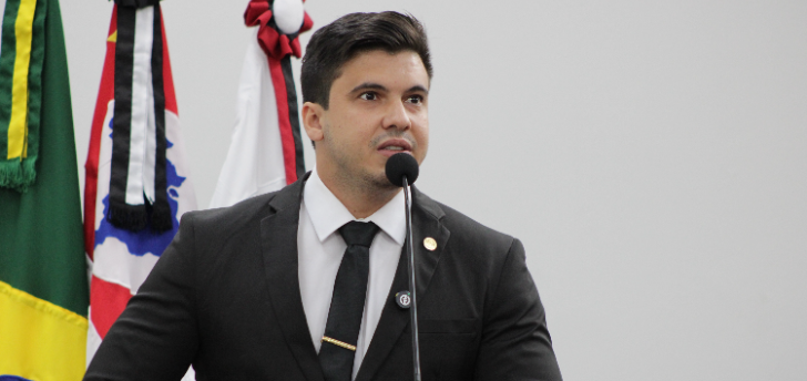 Vereador quer regras para estacionamentos em espaços públicos