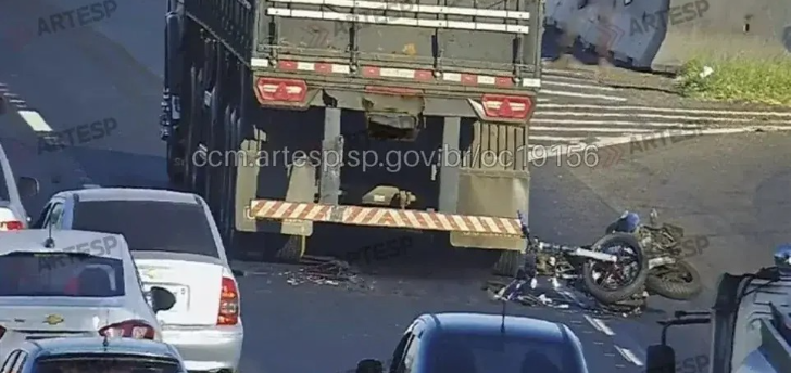 Motociclista morre após bater na traseira de caminhão na Washington Luís em Cedral