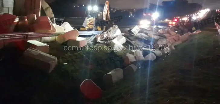 Caminhão tomba na Washington Luís e gera 8 km de lentidão 