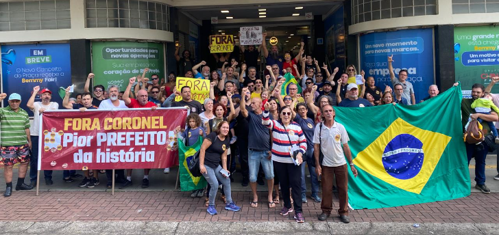 Manifestantes protestam no Centro e pedem a saída do prefeito Fábio Candido