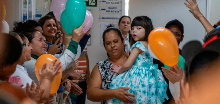 Criança internada há 7 anos recebe alta do HCM de Rio Preto