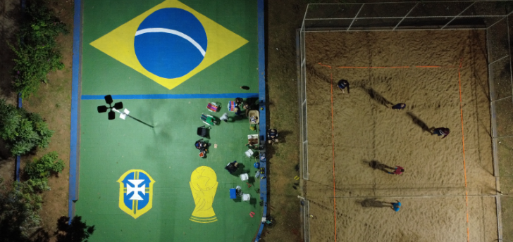Em clima de Copa do Mundo, moradores de Rio Preto pintam espaços da cidade