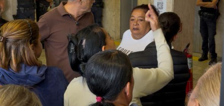 Terceirizadas da limpeza protestam na Prefeitura por benefício atrasado