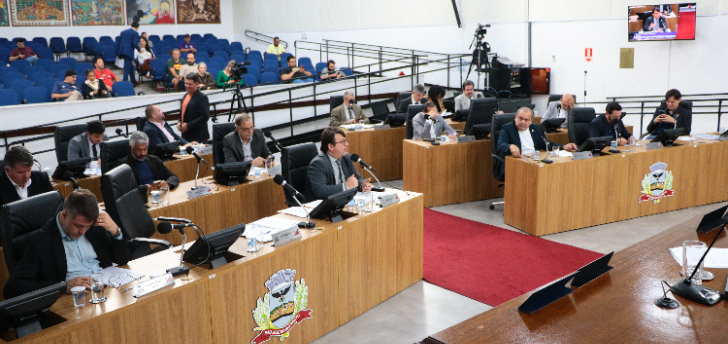 Em urgência e com 17 emendas, Câmara vota “venda” de dívidas do município