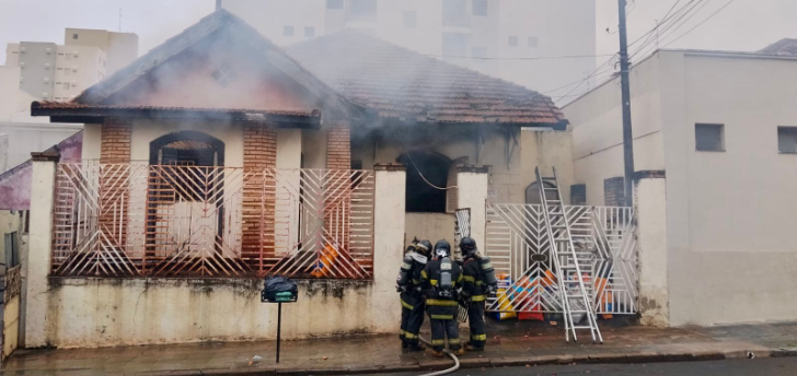 Casa comunitária pega fogo no bairro Boa Vista em Rio Preto