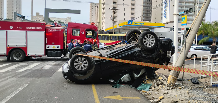Capotamento causa lentidão na av. Bady Bassitt em Rio Preto
